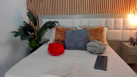 roseaurora online show from January 8, 1:02 pm