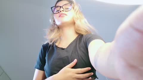 Snapshot of rosedelic chatting on December 6, 3:08 am rosedelic online show from December 6, 3:08 am