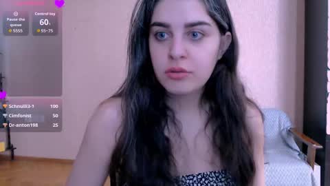 Snapshot of roselina_ chatting on October 31, 7:09 am Rose online show from October 31, 7:09 am