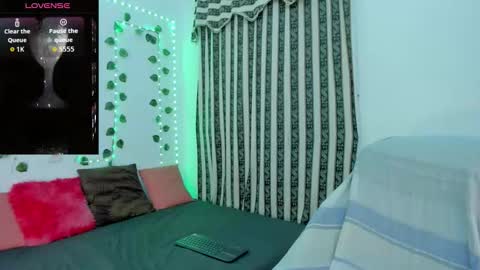 Snapshot of roselyn_caprice chatting on March 6, 3:03 am roselyn online show from March 6, 3:03 am