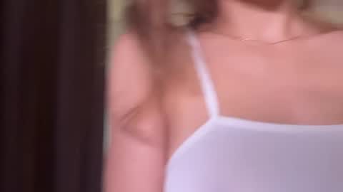 Snapshot of roselyn_rose chatting on June 13, 4:27 pm Roselyn online show from June 13, 4:27 pm