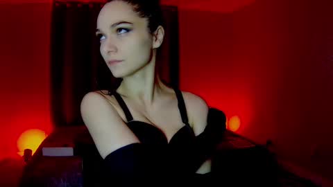 Snapshot of roseredgoddess chatting on December 7, 3:58 am roseredgoddess online show from December 7, 3:58 am