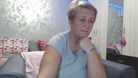 Snapshot of roses_and_lillies chatting on December 6, 7:01 pm Lovepinklilly online show from December 6, 7:01 pm