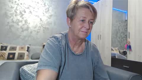 Snapshot of roses_and_lillies chatting on December 18, 6:03 pm Lovepinklilly online show from December 18, 6:03 pm