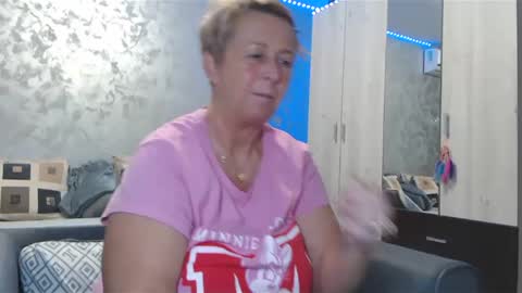 Snapshot of roses_and_lillies chatting on December 21, 6:12 pm Lovepinklilly online show from December 21, 6:12 pm