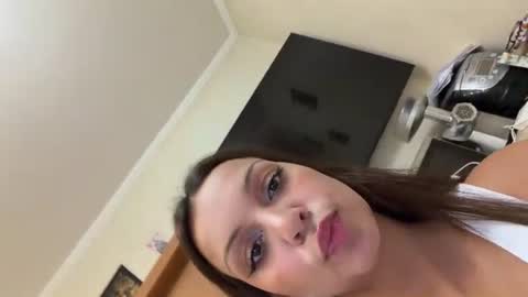 Roshelle online show from June 26, 6:45 pm