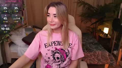 Snapshot of rosie_mac chatting on November 25, 1:05 am Rosie online show from November 25, 1:05 am