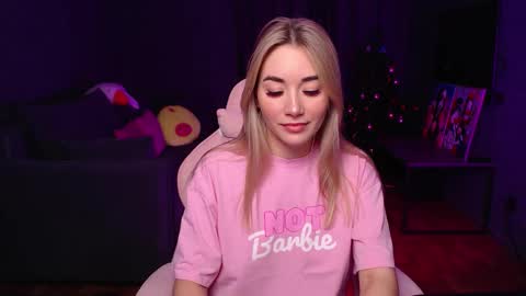 Snapshot of rosie_mac chatting on December 19, 1:45 am Rosie online show from December 19, 1:45 am