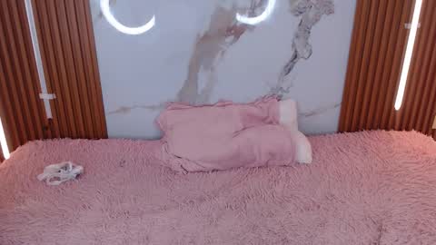 Rossi Hill online show from November 23, 7:35 pm