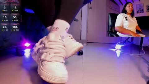 Snapshot of rosyejones chatting on November 27, 3:08 am rosyejones online show from November 27, 3:08 am