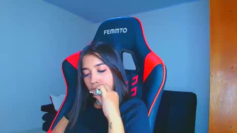 Snapshot of rousse_violet chatting on December 1, 8:58 pm rousse_violet online show from December 1, 8:58 pm