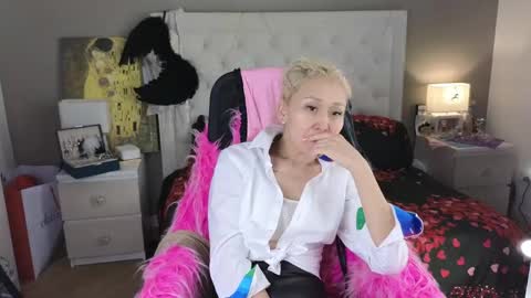 Snapshot of roxalanastar chatting on May 12, 8:22 am Roxalana online show from May 12, 8:22 am