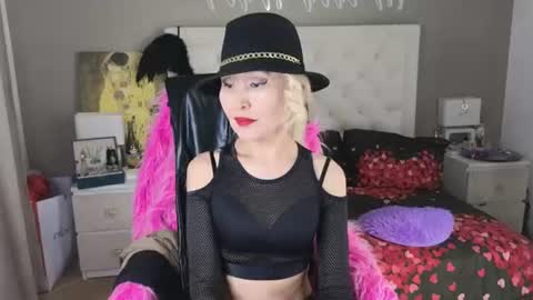 Snapshot of roxalanastar chatting on June 11, 9:40 am Roxalana online show from June 11, 9:40 am