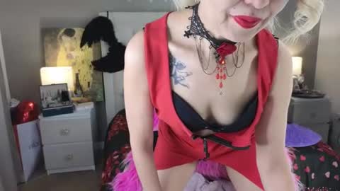 Snapshot of roxalanastar chatting on June 18, 8:36 am Roxalana online show from June 18, 8:36 am