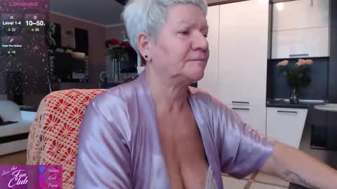 Snapshot of roxana_brooks chatting on October 6, 6:33 am Roxana online show from October 6, 6:33 am