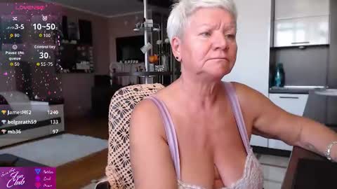 Snapshot of roxana_brooks chatting on July 18, 6:23 pm Roxana online show from July 18, 6:23 pm