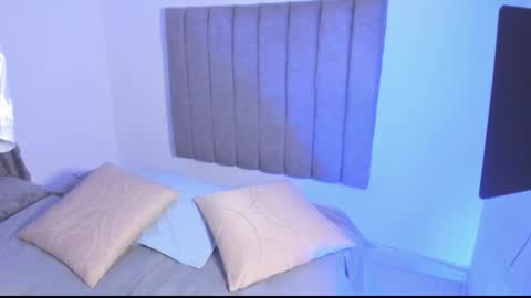 Snapshot of roxanedewalle chatting on November 21, 8:13 am Roxane online show from November 21, 8:13 am