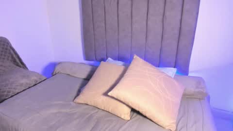 Snapshot of roxanedewalle chatting on November 23, 6:46 am Roxane online show from November 23, 6:46 am