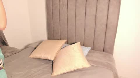 Snapshot of roxanedewalle chatting on November 26, 7:09 am Roxane online show from November 26, 7:09 am