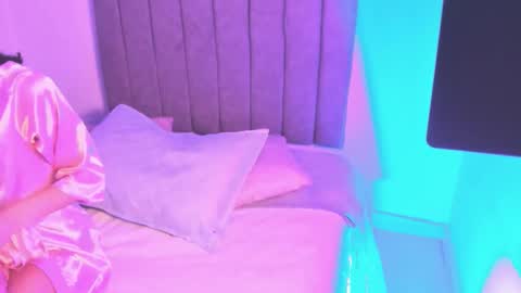 Snapshot of roxanedewalle chatting on December 3, 10:24 am Roxane online show from December 3, 10:24 am