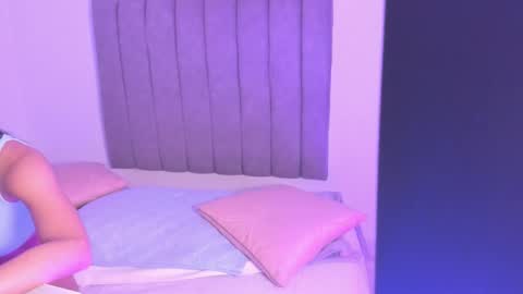 Snapshot of roxanedewalle chatting on December 5, 12:14 pm Roxane online show from December 5, 12:14 pm