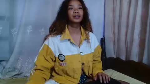 Snapshot of roxanne_98 chatting on January 29, 2:51 am roxanne_98 online show from January 29, 2:51 am