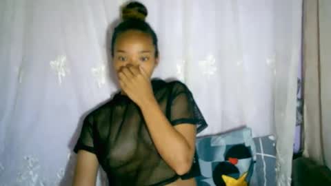 Snapshot of roxanne_98 chatting on February 12, 2:24 am roxanne_98 online show from February 12, 2:24 am