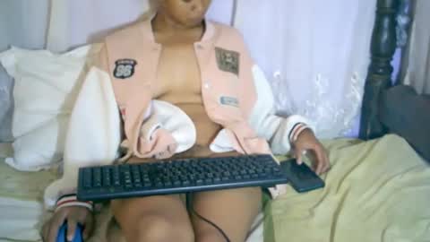 Snapshot of roxanne_98 chatting on February 16, 3:37 am roxanne_98 online show from February 16, 3:37 am