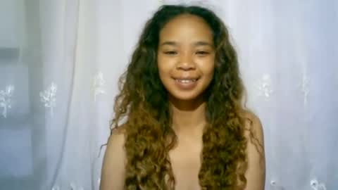 Snapshot of roxanne_98 chatting on March 4, 2:49 am roxanne_98 online show from March 4, 2:49 am