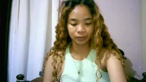 Snapshot of roxanne_98 chatting on October 26, 12:05 am roxanne_98 online show from October 26, 12:05 am