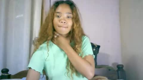 Snapshot of roxanne_98 chatting on November 26, 12:33 am roxanne_98 online show from November 26, 12:33 am