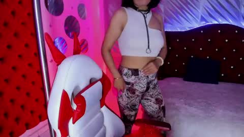 roxanne_han online show from June 9, 12:06 pm