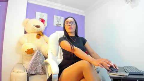 Snapshot of roxanneevans_ chatting on December 1, 4:50 am Roxanne evans Schedule 700 -1400GTM-5 online show from December 1, 4:50 am