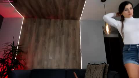 Roxanne Hill  online show from March 14, 11:04 am