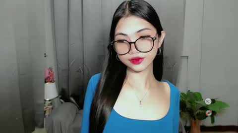 Snapshot of roxie_fuckdoll chatting on February 12, 8:27 am Roxie online show from February 12, 8:27 am