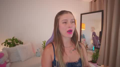 Snapshot of roxie_gates chatting on June 29, 11:27 pm R O X I E online show from June 29, 11:27 pm