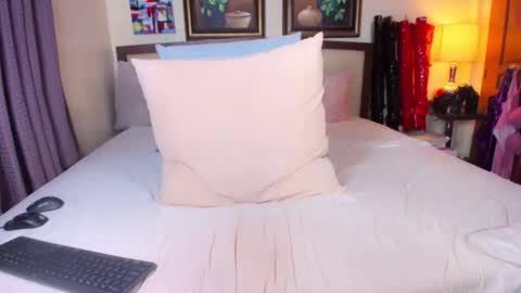 Snapshot of roxiets chatting on October 10, 7:51 am roxie online show from October 10, 7:51 am