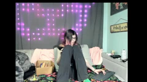 roxihazeleyes online show from February 5, 1:26 am