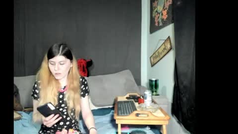 roxihazeleyes online show from May 1, 6:51 am
