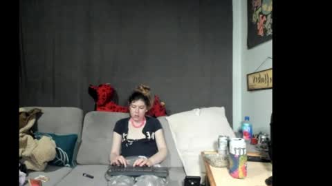 roxihazeleyes online show from June 8, 1:28 am