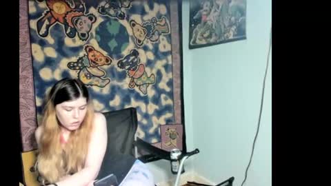 Snapshot of roxihazeleyes chatting on July 2, 12:32 am roxihazeleyes online show from July 2, 12:32 am
