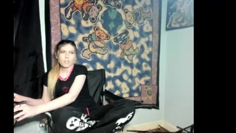 Snapshot of roxihazeleyes chatting on July 17, 12:50 am roxihazeleyes online show from July 17, 12:50 am