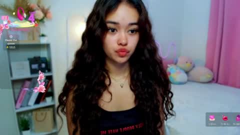 Snapshot of roxxy_blossom chatting on July 28, 3:46 am roxxy_blossom online show from July 28, 3:46 am