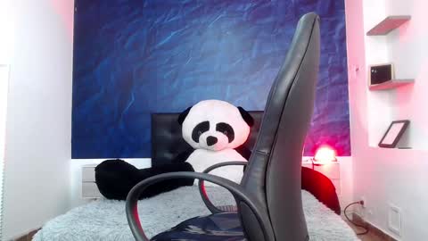 roxy_jones_ online show from January 16, 1:04 pm