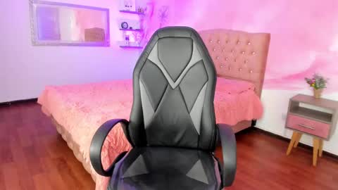 roxy_jones_ online show from January 21, 10:30 pm