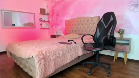 roxy_jones_ online show from January 29, 11:56 pm