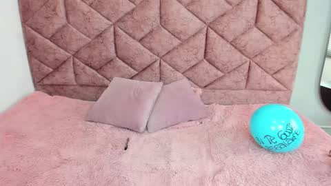 roxy_jones_ online show from February 2, 5:37 pm