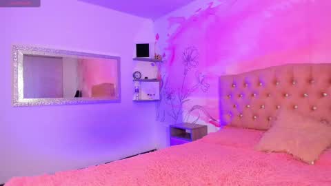 roxy_jones_ online show from February 25, 10:29 pm