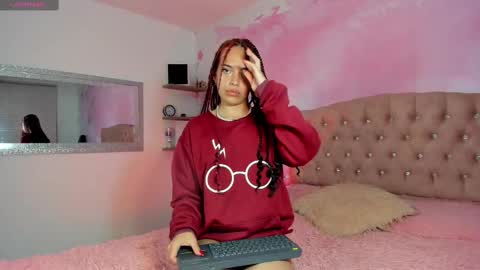 roxy_jones_ online show from March 3, 11:56 pm