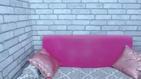 Snapshot of roxy_luxe chatting on December 14, 8:09 am roxy_luxe online show from December 14, 8:09 am